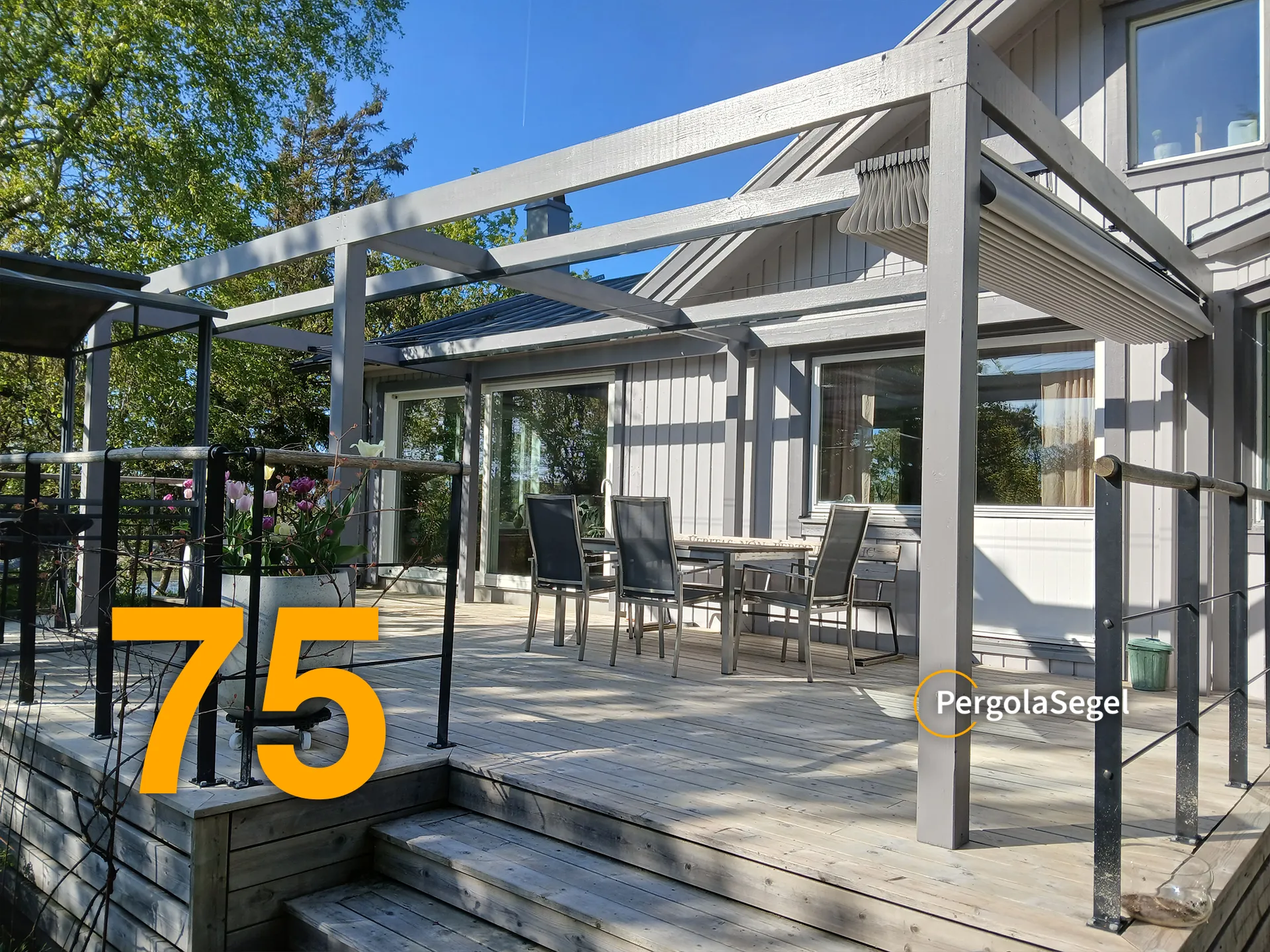 Öppen träpergola med integrerad pergolamarkis och grå bärprofiler