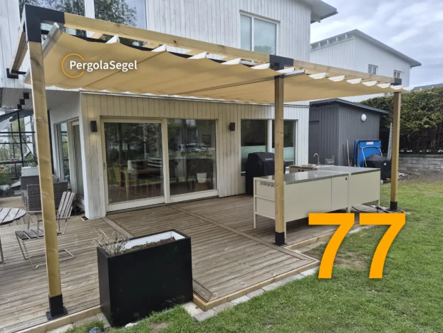 Två pergolasegel monterade i Vernamodesign pergola över trädäck