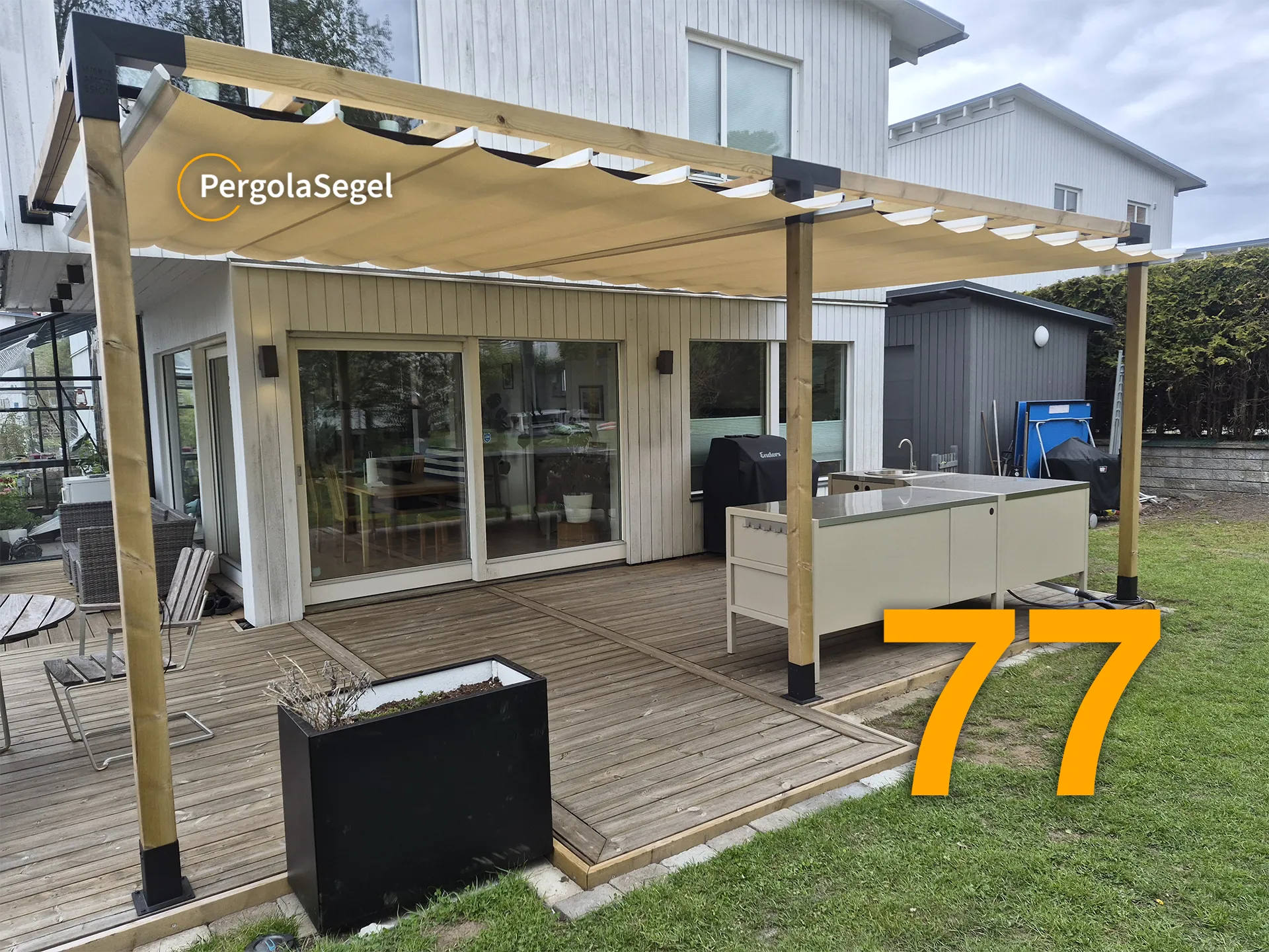 Två pergolasegel monterade i Vernamodesign pergola över trädäck