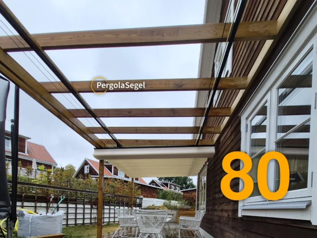 Öppningsbar pergolamarkis över trädäck med matplats